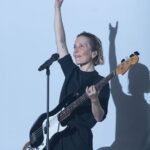 Jeanne Added Instagram - les SMAC ici en France, dans une vie de musicien.ne c’est incontournable. de la répétition à la résidence, de la résidence au concert, de l’arrivée en train, en camion, au déchargement du van ou du trailer du bus, du petit déjeuner à l’installation, du réglage lumière aux balances, du diner au concert, du concert à l’after, et de l’after au bus ou à l’hôtel. Isolée, la plupart du temps elle est un peu à l’écart pour ne pas déranger les voisins, parce qu’on y fait trop de bruit. les actions sur place, le soutien aux groupes du coin, le réseau qui permet de faire jouer toutes les tailles d’artistes, du plus soutenu au plus obscurément nécessaire. les équipes dédiées, qui viennent dire bonjour, qui sont là au concert, qui sont là aux répétitions. Nous, musicien.nes avons avons besoin des SMAC et vous, cher public, aussi. Croyez moi, notre pays sans ce tissu là, actif humain rayonnant et créatif, ce serait pas la même. Pour ce qui me concerne la liste est longue des SMAC auxquelles je dois beaucoup, de @lasirene17 à @lautrecanalnancy en passant par @paloma_nimes @le_bikini_toulouse @le106 @file7_77 et toutes les autres. Je soutiens et je remercie les SMAC, #smacforever baby. Photo @alainscherer_photographe 🙏🏼🥰