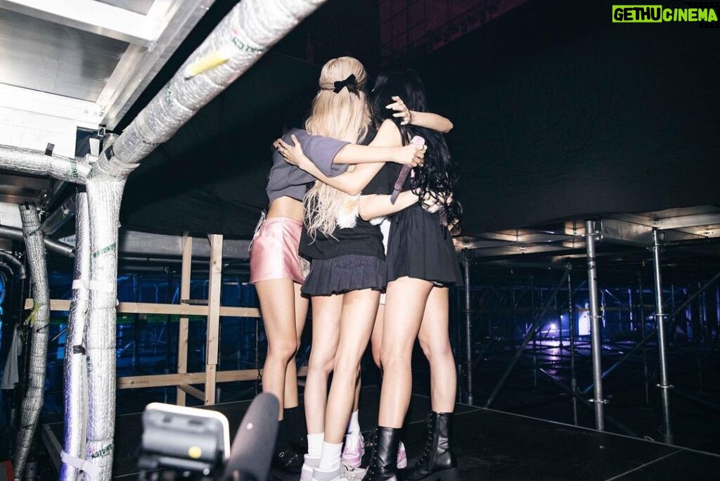 Jennie Kim Instagram - BORN PINK TOUR FINALE IN SEOUL . This marks the end of our year long world tour! It was a long journey with 66 shows, but so glad to have made so many special memories with BLINKs all around the world❣️Thank you to everyone who worked so hard to make this tour possible and finally to my members, we did it!!! 💌