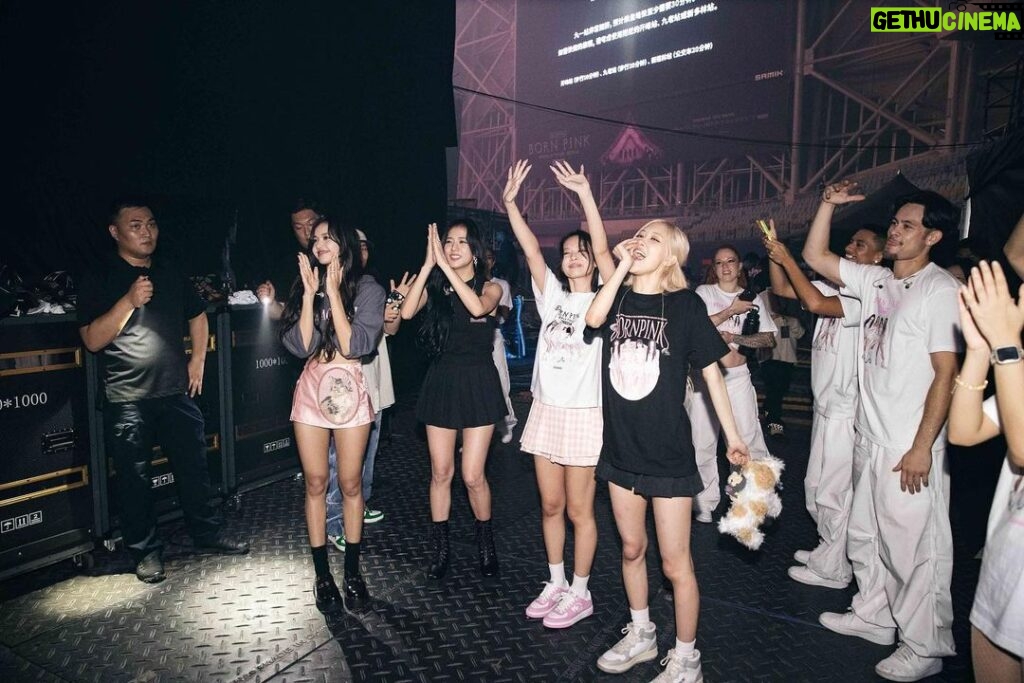 Jennie Kim Instagram - BORN PINK TOUR FINALE IN SEOUL . This marks the end of our year long world tour! It was a long journey with 66 shows, but so glad to have made so many special memories with BLINKs all around the world❣️Thank you to everyone who worked so hard to make this tour possible and finally to my members, we did it!!! 💌