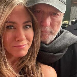 Jennifer Aniston Instagram - Still basking in all the love from the #FriendsReunion. Thank you each and every one of you ❤️⁣
⁣
Swipe for... The bazillionth selfie taken with the five of us... When two TOTALLY different worlds collide - @_schwim_’s face says it all ☺️ ... The legend himself, our director of the first season, Papa James Burrows 💞🥰