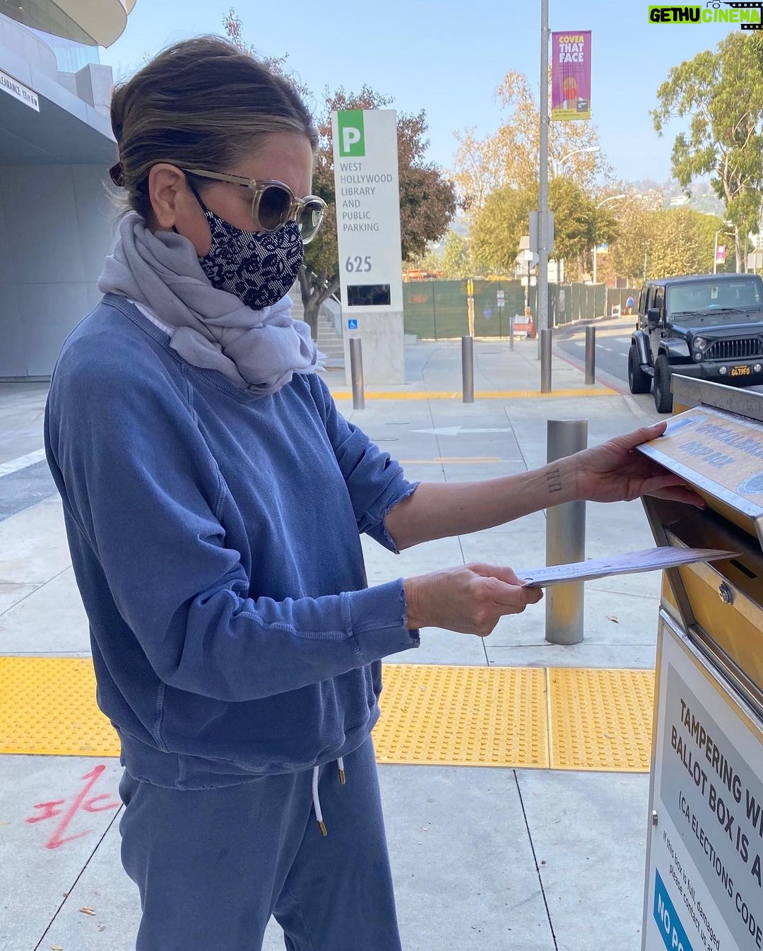 Jennifer Aniston Instagram Ivoted For Joebiden And Kamalaharris I Dropped My Ballot Off 4089