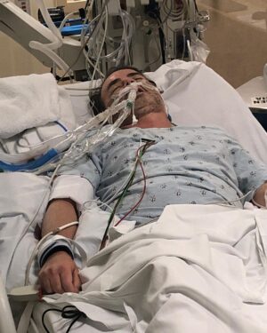 Jennifer Aniston Instagram - This is our friend Kevin. Perfectly healthy, not one underlying health issue. This is Covid. This is real. ⠀
⠀
We can't be so naive to think we can outrun this...if we want this to end, and we do, right? The one step we can take is PLEASE #wearadamnmask.⠀
⠀
Just think about those who've already suffered through this horrible virus. Do it for your family. And most of all yourself. Covid affects all ages.

PS this photo was taken in early April (he gave me permission to post!). Thank god he has almost recovered now. Thank you all for your prayers 🙏🏼❤️