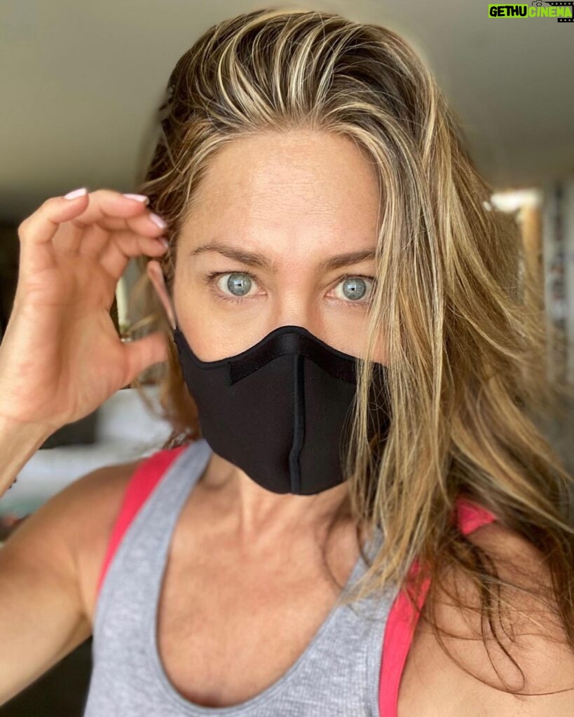 Jennifer Aniston Instagram - I understand masks are inconvenient and uncomfortable. But don’t you feel that it’s worse that businesses are shutting down... jobs are being lost... health care workers are hitting absolute exhaustion. And so many lives have been taken by this virus because we aren’t doing enough. ⠀ ⠀ I really do believe in the basic goodness of people so I know we can all do this 🥰 BUT still, there are many people in our country refusing to take the necessary steps to flatten the curve, and keep each other safe. People seem worried about their “rights being taken away” by being asked to wear a mask. This simple and effective recommendation is being politicized at the expense of peoples’ lives. And it really shouldn’t be a debate 🙏🏼 ⠀ ⠀ If you care about human life, please... just #wearadamnmask 😷 and encourage those around you to do the same ❤️