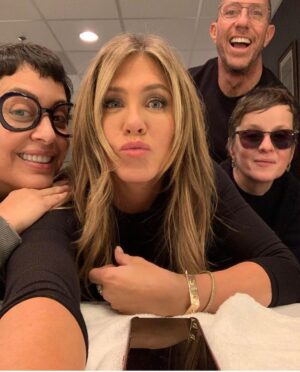 Jennifer Aniston Instagram - Good Morning 😘 
@goodmorningamerica 
@themorningshow