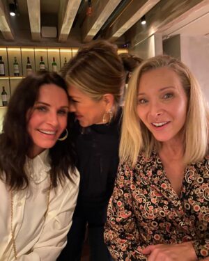 Jennifer Aniston Instagram - Hi from the girls across the hall 👋🏼