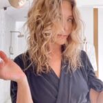 Jennifer Aniston Instagram - Air dry and a little bit of @lolavie 💁🏼‍♀️