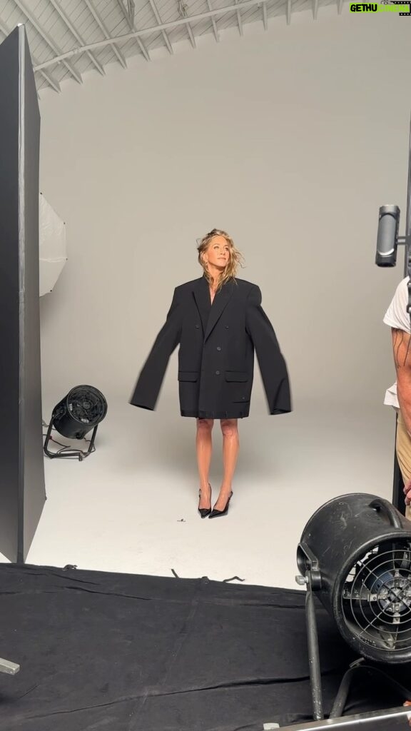 Jennifer Aniston Instagram - On set fun with @crfashionbook 🖤💃🏼