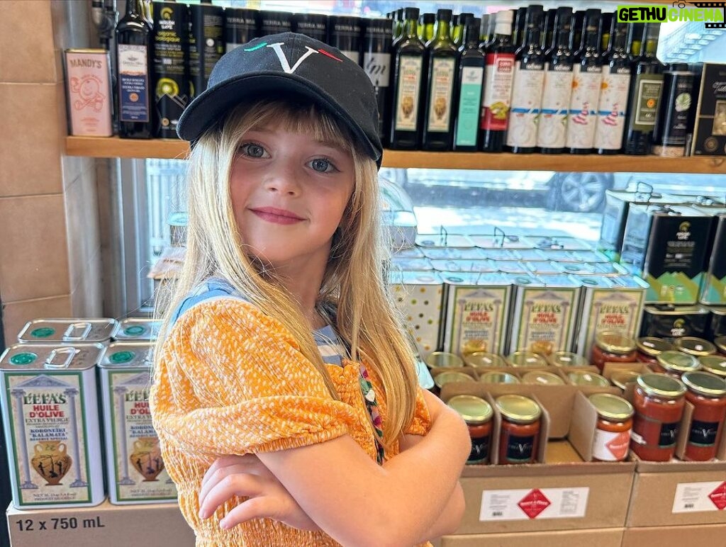 Jennifer Finnigan Instagram - Look at these 3 generations of fun-lovin ladies!!!!!!! So happy to be in my hometown for a much-needed visit with my peeps ❤️❤️❤️ @jonnysilverman @liz333 @chezvito @tinom333 @caro514 @brucehillsjfl @lizshamie #montreal #chezvito #family #montreal #quebec #canada Montreal, Quebec