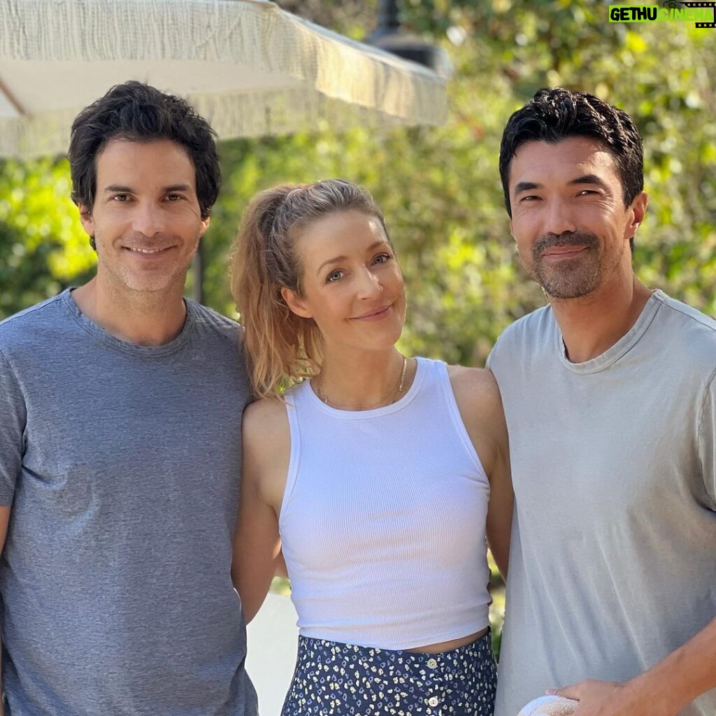 Jennifer Finnigan Instagram - Celebrating the end of the Writer’s strike with my buddies ☺️ Now time for @sagaftra to get our fair deal too!!!!! #salvation @santiagoc @iananthonydale 🩷 Los Angeles, California