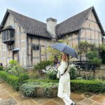 Jennifer Finnigan Instagram – GEEKING OUT in #stratforduponavon , birthplace of Shakespeare…..could have spent 3 days here, steeped in all things Willie Shakes. First pic is the house he was born in (and the room he was born in)….then onto his schoolhouse where he was schooled until age 14 (oh and that’s Jonny in an authentic school master costume 🤦🏼‍♀️)…Shakespeare’s grave….and a Swan on the Avon ❤️❤️❤️ #shakespeare #uk #england Stratford-Upon-Avon, Shakespear’s Birthplace. England. Uk