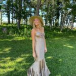 Jennifer Finnigan Instagram - #PEI wedding chic….aiming for fashionable Anne Of Green Gables? 🤔(and of course my little scene stealer in photo 2 ;) #princeedwardisland #cavendish #anneofgreengables 🇨🇦💚 Cavendish, Prince Edward Island
