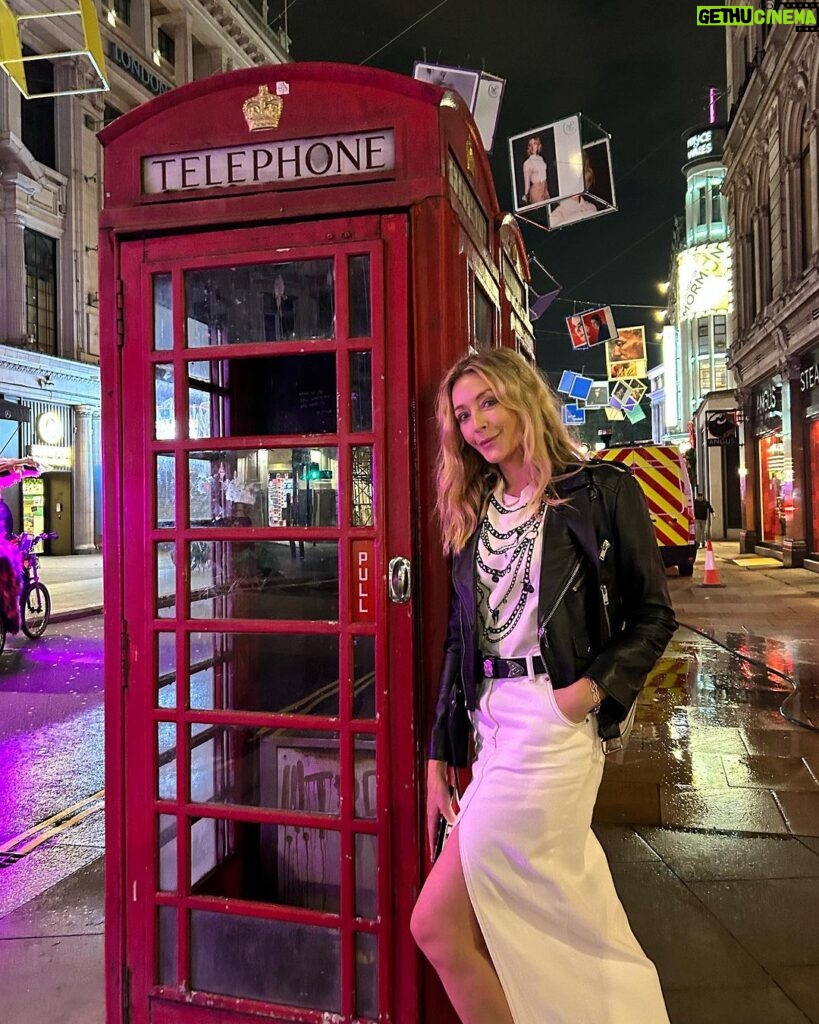 Jennifer Finnigan Instagram - Oh hellooooo much needed long-weekend in #london !!!! Please try to suffer through my next series of cheesy travel pics. Much appreciated. Thanks, and thanks @jonnysilverman for taking these pics while heavily eye-rolling 🙄😘😘😘🇬🇧🇬🇧🇬🇧 #londonlife London, United Kingdom