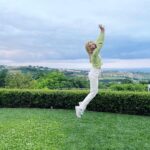 Jennifer Finnigan Instagram - I treated myself to a yoga retreat after my glorious Anniversary trip with @jonnysilverman …. I miss my kid so much my heart hurts, and I’m back home tomorrow and will hold her for hours and smell her breath while she’s sleeping (I know you do this too lol) and bury my face in her hair. And then I will happily go back to life as usual as a full-time mama until work starts again in late July. But I’m proud I gave myself this gift. It’s ok to do that, mamas. It’s ok to remind yourself of who you were before becoming a mom…who you still are, in some ways. The guilt is REAL. And the longing is real too. But we breathe through it and accept it, because it will always be there. And that’s ok too. I’ll still flood my feed with Italy pics for the next few weeks….sorry….but it’s all just been such a blessing after a tough year. Ciao Ciao baci baci 🙏🏻🙏🏻😘😘🇮🇹🇮🇹 Villa Olivo Marche