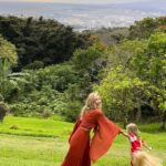 Jennifer Finnigan Instagram - Total photo fail posing with my crazy little nugget 🤪😍🌸🌸 Thanks for trying @jonnysilverman ;) #Hawaii #nutridgeestate #luau
