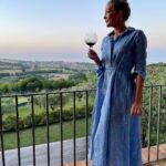 Jennifer Finnigan Instagram - That night I made pizza (and drank alllll the wine….and also chocolate pizza in the last pic) in Tuscany ☺️❤️🤌🏼🤤 🍕 🇮🇹 #latergram #pizza #italy #tuscany 📸 @dsavre @kct_pov Marche, ITALY