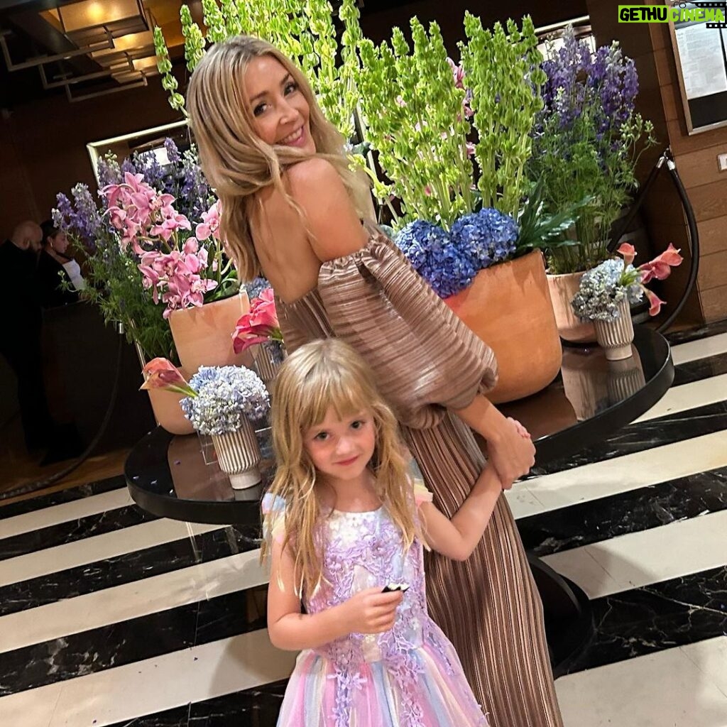 Jennifer Finnigan Instagram - A little wedding drop from our trip to #WashingtonDC ….we got fancy!! EJ was the flower girl and killed it. My back is still out from dancing with her in my 4 inch heels (ever been the parents of the *only kid at a wedding?! 🤪)….but man she had fun ❤️ Hope everyone’s summer is lovely so far!! Xx Washington D.C.