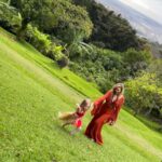 Jennifer Finnigan Instagram - Total photo fail posing with my crazy little nugget 🤪😍🌸🌸 Thanks for trying @jonnysilverman ;) #Hawaii #nutridgeestate #luau