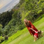Jennifer Finnigan Instagram - Total photo fail posing with my crazy little nugget 🤪😍🌸🌸 Thanks for trying @jonnysilverman ;) #Hawaii #nutridgeestate #luau
