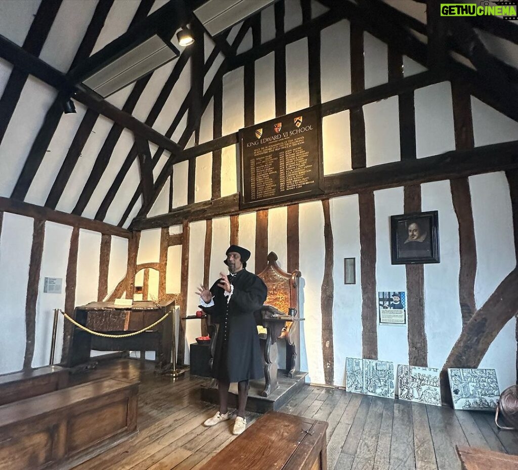 Jennifer Finnigan Instagram - GEEKING OUT in #stratforduponavon , birthplace of Shakespeare…..could have spent 3 days here, steeped in all things Willie Shakes. First pic is the house he was born in (and the room he was born in)….then onto his schoolhouse where he was schooled until age 14 (oh and that’s Jonny in an authentic school master costume 🤦🏼‍♀️)…Shakespeare’s grave….and a Swan on the Avon ❤️❤️❤️ #shakespeare #uk #england Stratford-Upon-Avon, Shakespear's Birthplace. England. Uk