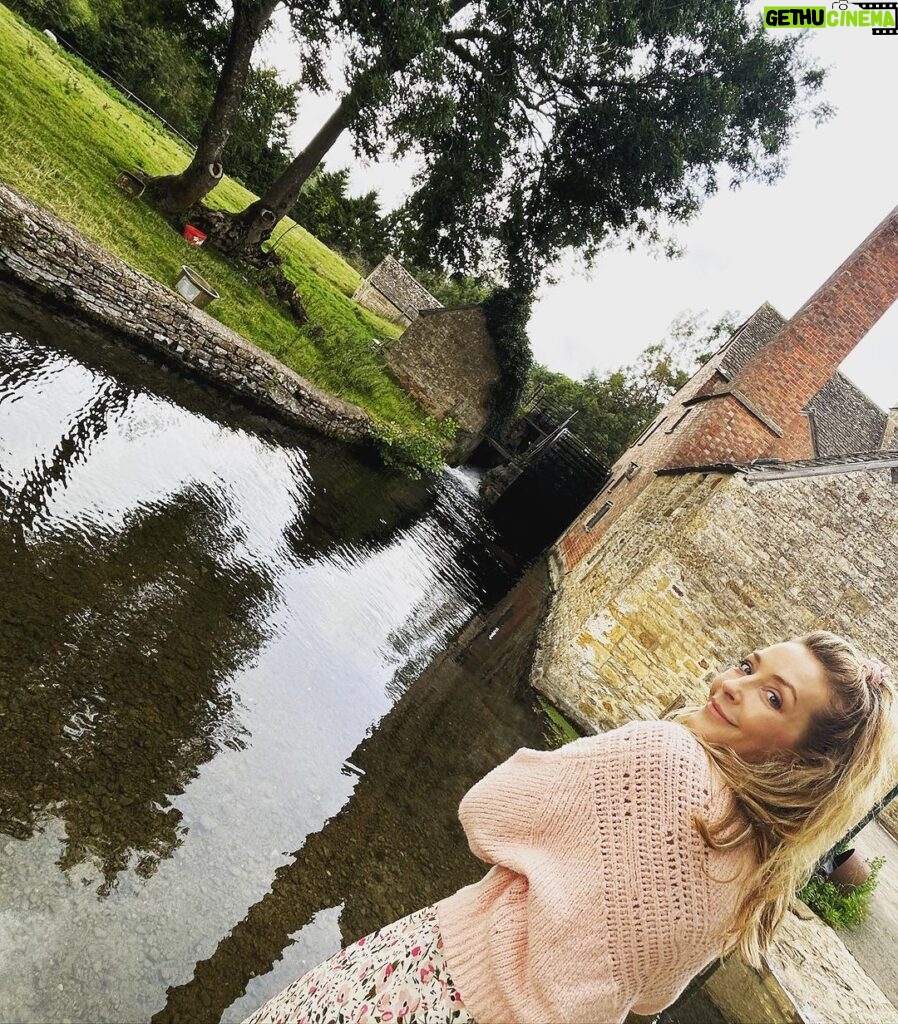 Jennifer Finnigan Instagram - Swan (ok goose) Selfie!!!!! And a bunch of postcard background pics….and more goose. #cotswolds you’re pretty as a picture (or many, many pictures)😍🇬🇧 #uk #bourtononthewater #slaughters Bourton-On-The-Water, Cotswold