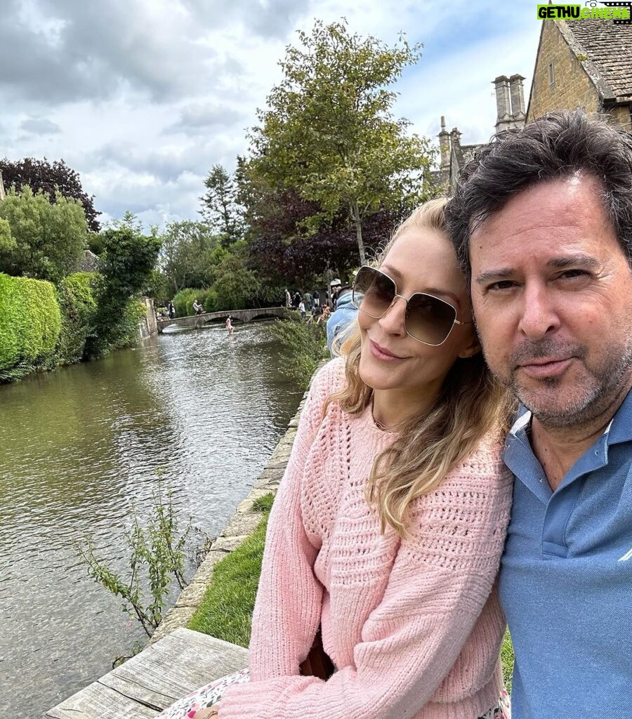 Jennifer Finnigan Instagram - Swan (ok goose) Selfie!!!!! And a bunch of postcard background pics….and more goose. #cotswolds you’re pretty as a picture (or many, many pictures)😍🇬🇧 #uk #bourtononthewater #slaughters Bourton-On-The-Water, Cotswold