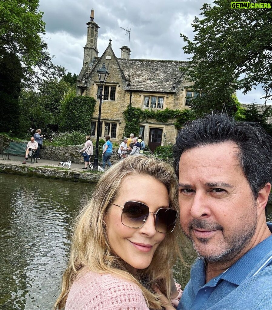 Jennifer Finnigan Instagram - Swan (ok goose) Selfie!!!!! And a bunch of postcard background pics….and more goose. #cotswolds you’re pretty as a picture (or many, many pictures)😍🇬🇧 #uk #bourtononthewater #slaughters Bourton-On-The-Water, Cotswold