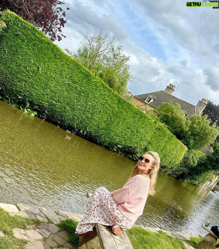 Jennifer Finnigan Instagram - Swan (ok goose) Selfie!!!!! And a bunch of postcard background pics….and more goose. #cotswolds you’re pretty as a picture (or many, many pictures)😍🇬🇧 #uk #bourtononthewater #slaughters Bourton-On-The-Water, Cotswold