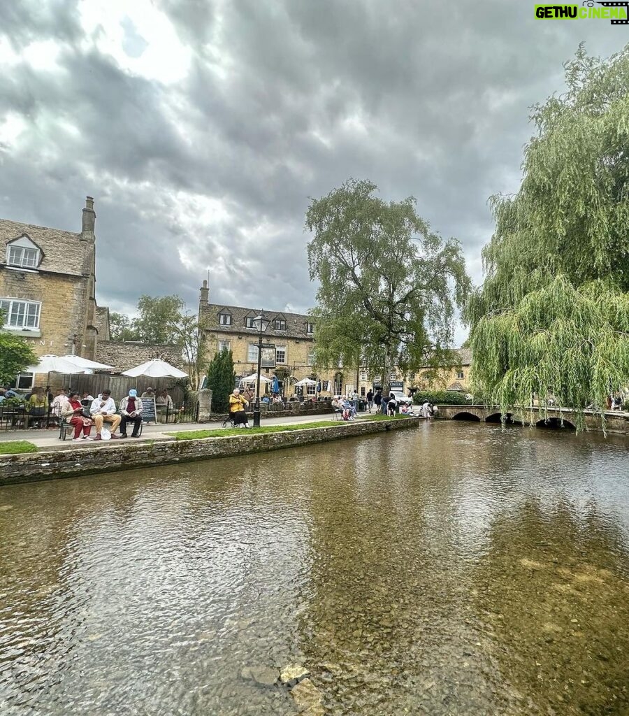 Jennifer Finnigan Instagram - Swan (ok goose) Selfie!!!!! And a bunch of postcard background pics….and more goose. #cotswolds you’re pretty as a picture (or many, many pictures)😍🇬🇧 #uk #bourtononthewater #slaughters Bourton-On-The-Water, Cotswold