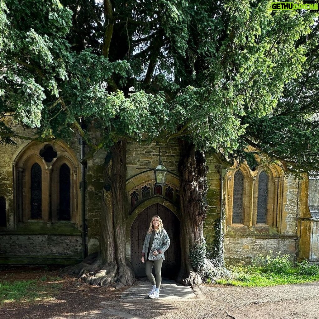 Jennifer Finnigan Instagram - Touring around the beautiful #cotswolds , this is the entrance to #stedwardschurch in #stowonthewold Parts of this church dates back to the 11th century. This entry point is The Hobbit Door, flanked by two Yew trees. Apparently it inspired JR Tolkien!! So freaking cool…and absolutely stunning 😍….also England’s oldest Inn!?! #geek #historynerd #england 🇬🇧 Stow On the Wold, Cotswolds