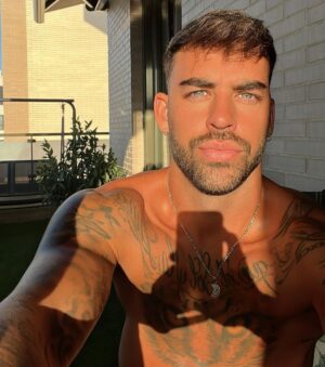 Jesús Palacios Instagram - Golden hour ✨💛 #catchmeifyoucan