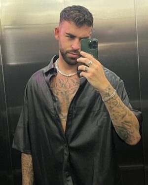 Jesús Palacios Instagram - Bye 2023 … 
Lets see what you got for me 2024 🥂✨ #happynewyear #dubai #catchmeifyoucan
