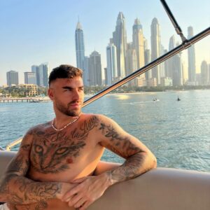 Jesús Palacios Instagram - Living my best life 📈🪬 
دبي أنا أحبك 
#dubai #habibi #catchmeifyoucan #jesuspalacios .
