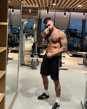 Jesús Palacios Instagram - Bye 2023 … 
Lets see what you got for me 2024 🥂✨ #happynewyear #dubai #catchmeifyoucan