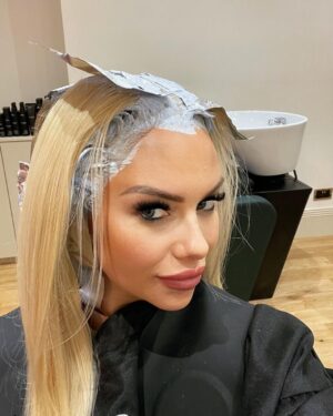 Jessica-Jane Stafford Instagram - So I flew back from Ibiza to get my roots done by my colour queen @goldensiobhan in her new salon @hauglondonhaus Great excuse to come back every 3 months and see my friends and family 🥰