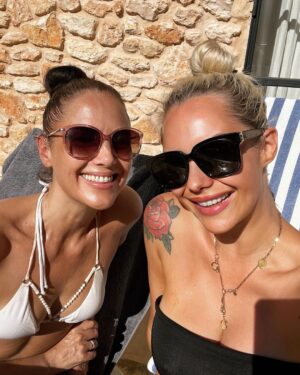 Jessica-Jane Stafford Instagram - Superstar DJ with the longest legs in the world @estellerubiomusic #MummyLongLegs #DJ #SexyMamma