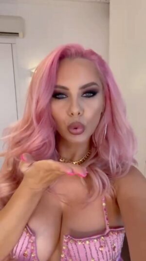 Jessica-Jane Stafford Instagram - Did Jess just dye her hair pink?…🤭 yep! Jess went pink in a matter of minutes using my Bleach Blondes Kiss of Colour - Playful Pink Treatment! 💇‍♀️

This moisturising conditioner is one of Jess’ favourites and I love how fabulous she looks with this colour! 😍🤩🥰

Anyone else brave enough to go pink for a week? 😏👀