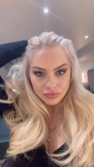 Jessica-Jane Stafford Instagram - She did it again..!! Best colourist in London @goldensiobhan ate my roots for breakfast..!! There’s nothing she can’t do @hauglondonhaus #Blonde #BleachBlonde #Barbie #BarbieBlonde 

Before you ask, Lee isn’t a colourist, he did the cut though 😂🤪

(Not an AD, happy paying customer for many years 🥰)