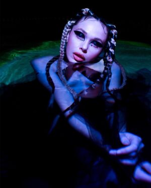 Jessica Cook Instagram - D.A.N.K
“Alien Water”
Created by: @raquelhoque
Model: @jessicamcook
Assist: @go_for_neens @dankmagazinecollective