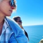 Jessica Schwarz Instagram - Sonntagsausflüge🌞🌊 #atlantiklove#glitzerfunkelwasser#aufdinospuren#windimhaar#liebeanmeinerseite#happy Cabo Espichel