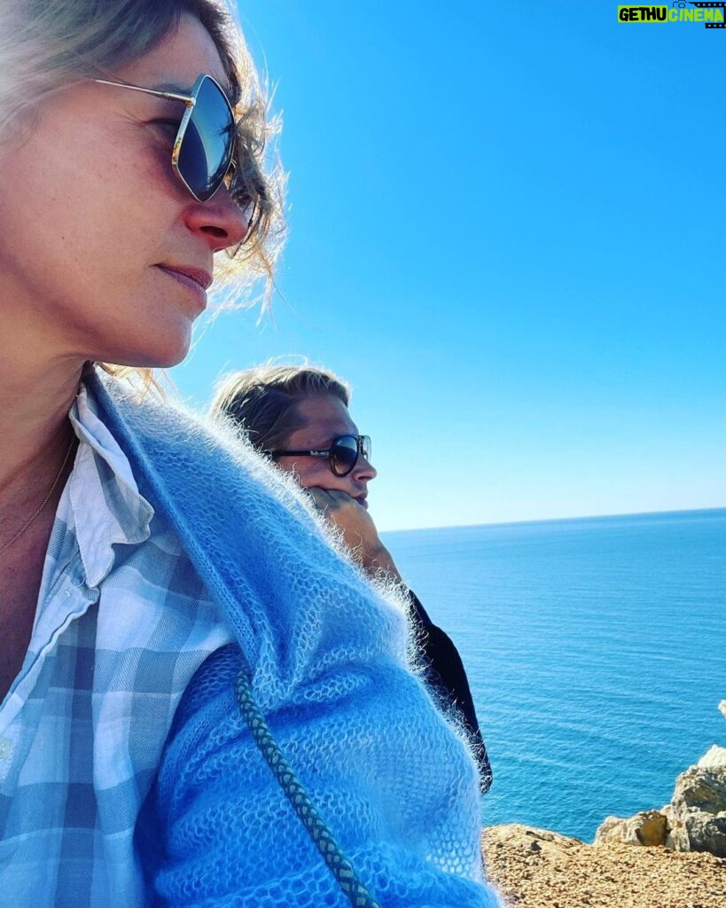 Jessica Schwarz Instagram - Sonntagsausflüge🌞🌊 #atlantiklove#glitzerfunkelwasser#aufdinospuren#windimhaar#liebeanmeinerseite#happy Cabo Espichel