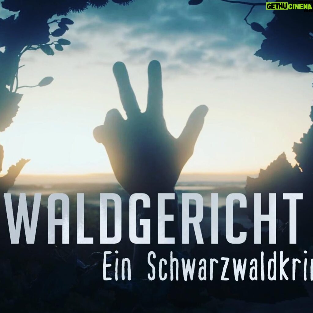 Jessica Schwarz Instagram - Anfang Januar gehts spannend mit unserem Schwarzwaldkrimi weiter ... #staytuned#eswirdmystisch @maxvonthun @marcus_o_rosenmueller #zdf