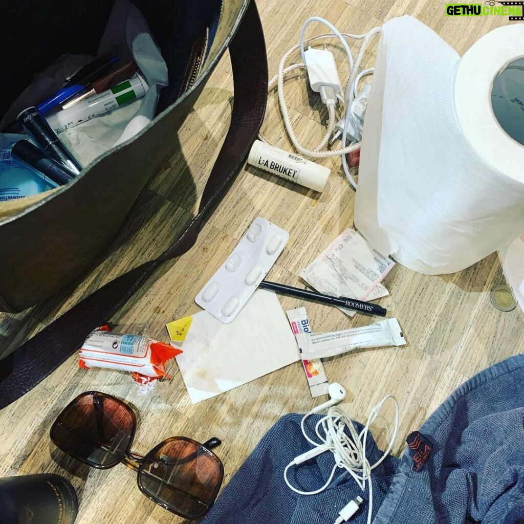 Jessica Schwarz Instagram - Wenn Montag morgen beim Friseur auffällt, dass die Flasche Wasser sich über all deine Sachen entleert hat 🙈 #mondaymonday#aufdenknienzumerfolg#danke @meininghausfriseure #fürdieschnellehilfe#taschenchaos