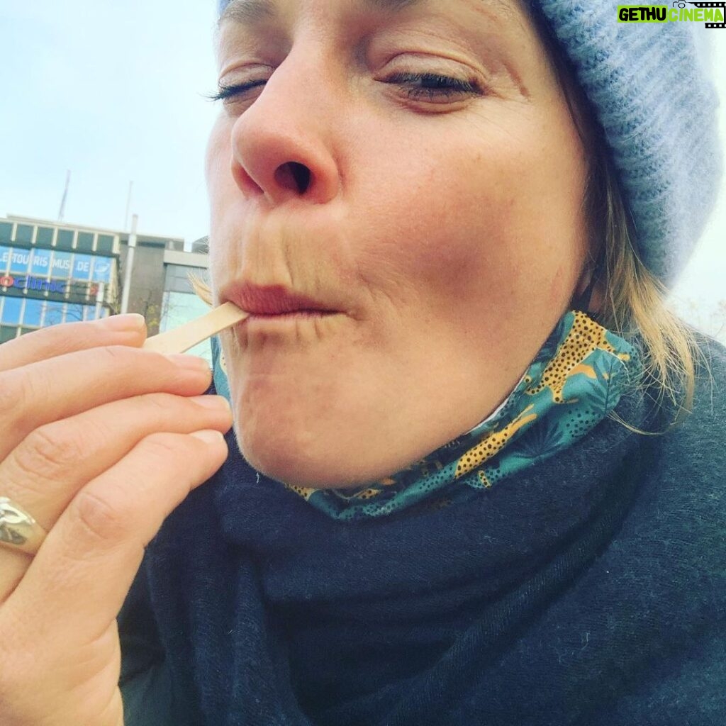 Jessica Schwarz Instagram - Berlin ohne Currywurst/Pommes/Schranke geht nicht 😋😋😋 #byebyeberlin#musswiederweiterziehen#willmissyou Berlin, Germany