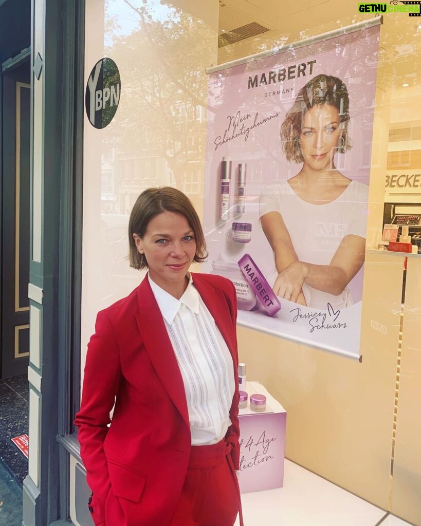 Jessica Schwarz Instagram - Heute bin ich als Markenbotschafterin für @marbertgermany und das Parfümerienetzwerk @ybpn_de in Köln bei der @parfuemerie_becker für euch unterwegs... Wenn ihr mehr über eine persönliche Beratung in den YBPN Parfümerien erfahren wollt, schaut in meiner Story vorbei :-) #marbertgermany#ybpn#parfümeriebecker#madeingermany#beautylovers#metime Cologne, Germany
