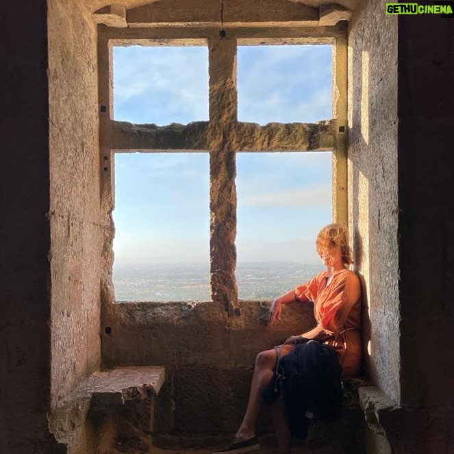 Jessica Schwarz Instagram - Wide open windows 🤍#castelodepalmela#portugal#laughing#energy#elements#reelfeelit 📸@schwabeck_louis Castelo de Palmela