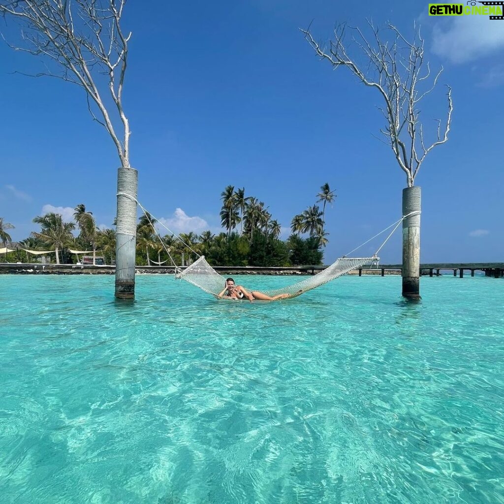 Jessica Schwarz Instagram - Just hanging around …. 🧜🏼‍♀ #sendsomesunshine#sendsomelove Fushifaru Maldives