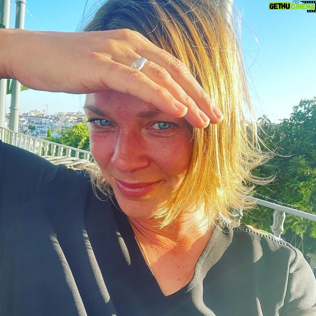 Jessica Schwarz Instagram - Genieße noch die letzten Stunden in Lisboa, bevor die Schnapszahl zuschlägt😌#44💪🏼#leckeressengleich#unddieliebehältmeinehand#unddietollsteschwiegermutteristauchamstart#undmeinebestefreundinistaufdemweg#tolltolltoll❤