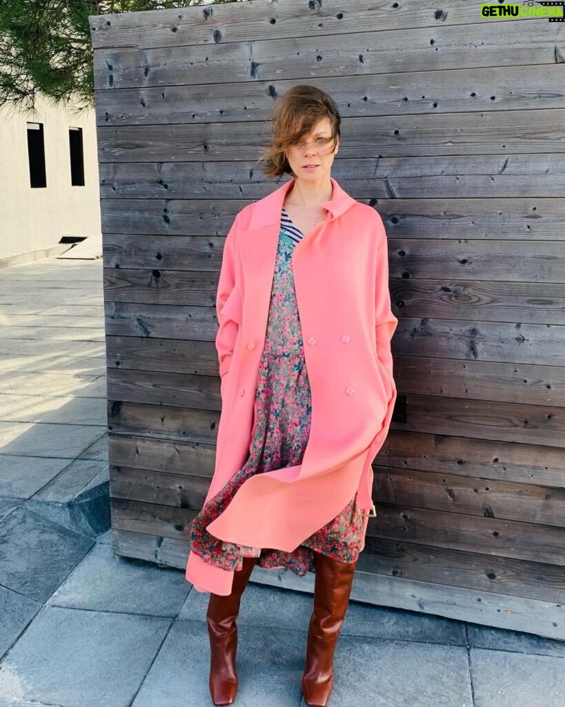 Jessica Schwarz Instagram - Noch ganz beflügelt von dem neuen Fashion Film „how wonderful“ von @marccain letzte Woche. Starte ich mit bunten Farben in die Woche... happy Monday 💚💜💛❤🧡 #marccain#marccaingirls#marccainfashionfilm#howwonderful#bezahltepartnerschaft