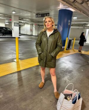 Jessica St. Clair Instagram - She left work without pants on. I let it happen. Find out why on all new Deep Dive! Link in bio. @junediane