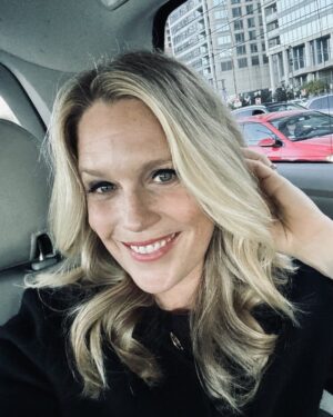 Jessica St. Clair Instagram - Almost glued my eyelids shut whilst putting on my lashes tonight. Worth it. @junediane